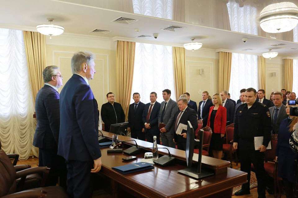 В мэрии Воронежа планерку начали с минуты молчания в память о погибших мирных жителях Донецка 