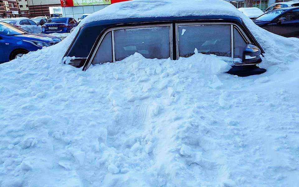 Мертвого подростка нашли в снегу у ТЦ в Воронеже