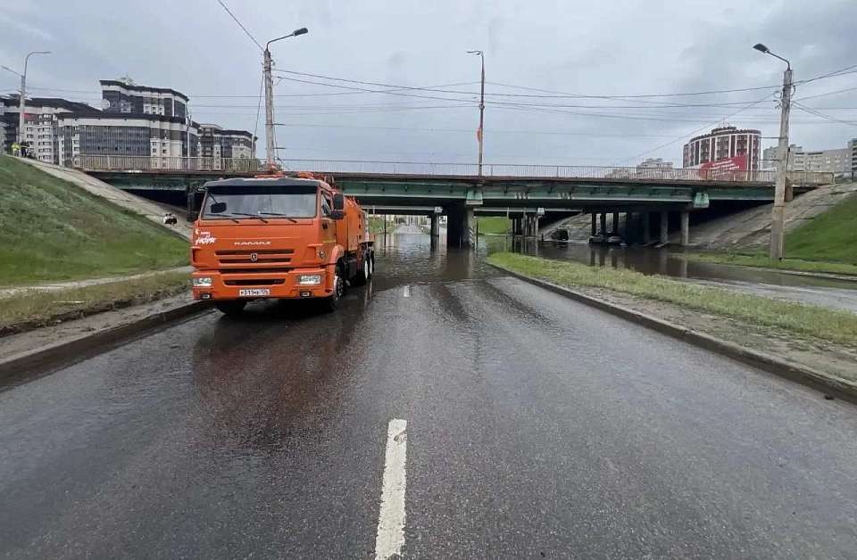 Воронежская дорожная служба борется с подтоплениями на улицах города