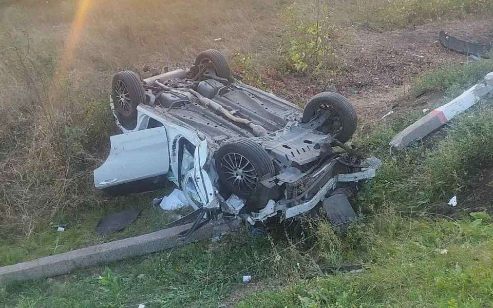 Сбивший на иномарке бетонный столб водитель погиб на воронежской трассе