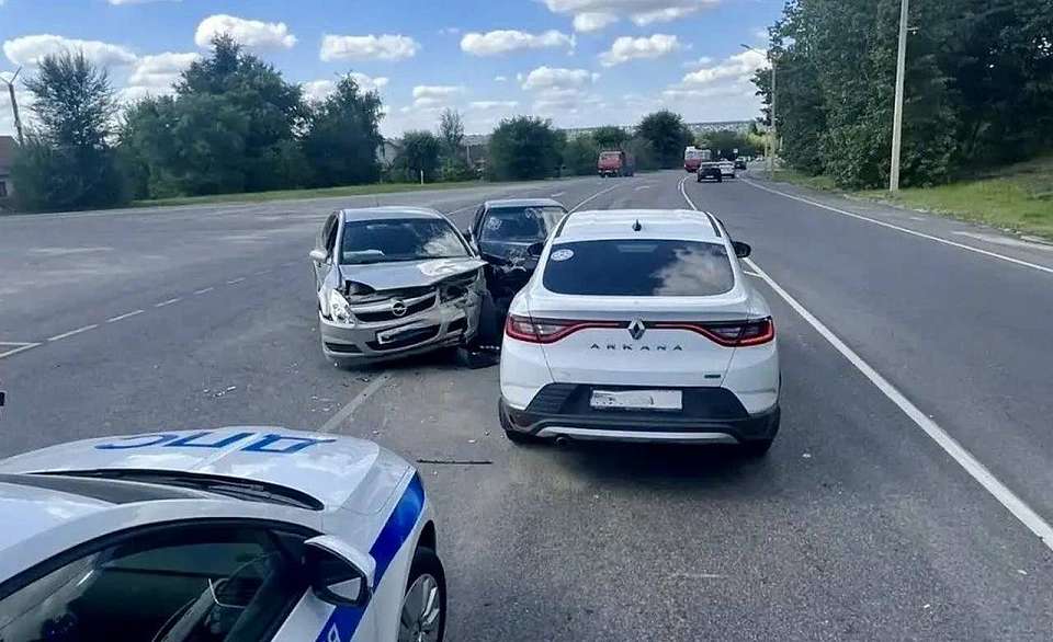 Два человека пострадали в массовом ДТП на окраине Воронежа