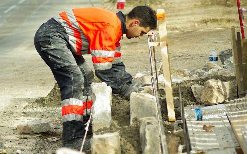 Дефицитом каменщиков объяснили срыв сроков строительства соцобъектов в Воронежской области