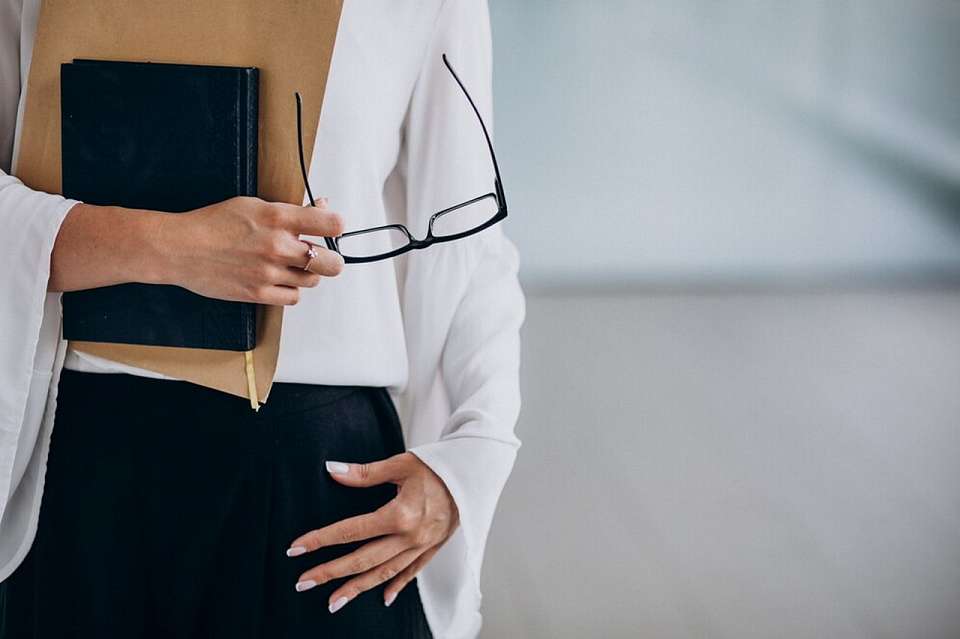 Подравшуюся с учительницей директора школы в Воронежской области отстранили от работы на год