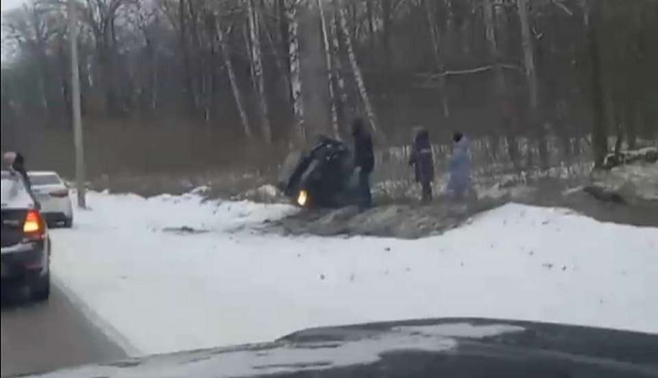 Женщина пострадала в вылетевшей в кювет под Воронежем иномарке