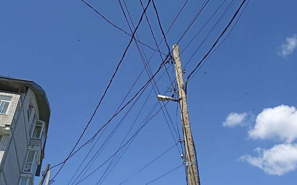 Воронежские энергетики «Россети Центр» предупреждают о недопустимости самовольного монтажа оборудования на опорах линий электропередачи