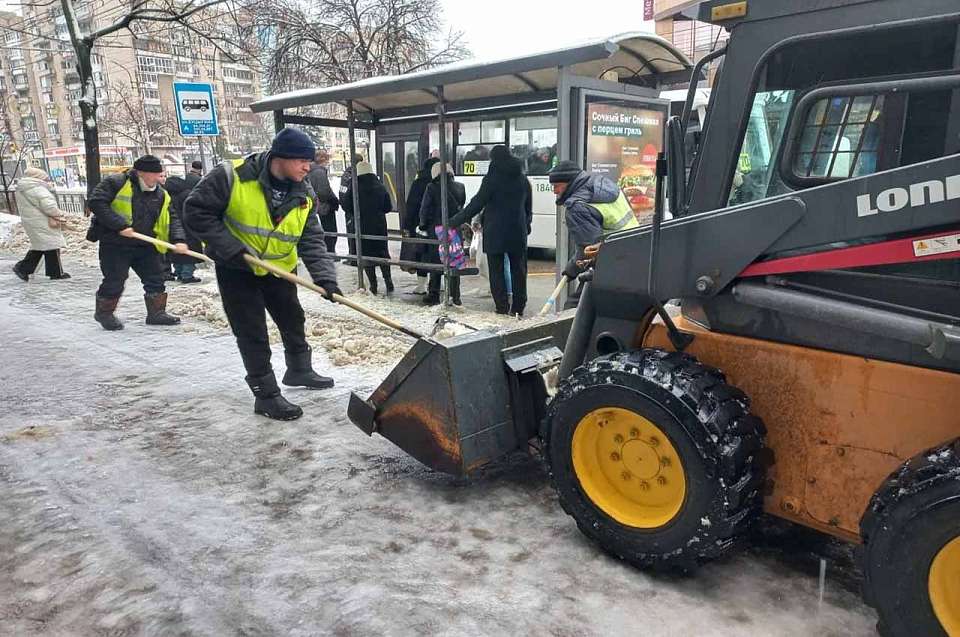 В Ленинском районе продолжается зимняя уборка