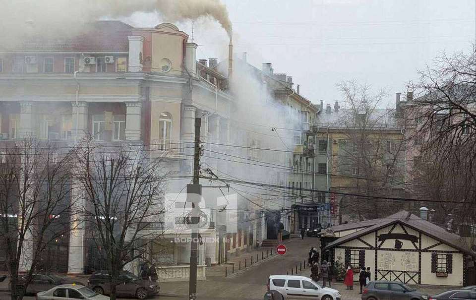 Центр Воронежа заволокло дымом из-за короткого замыкания в баре