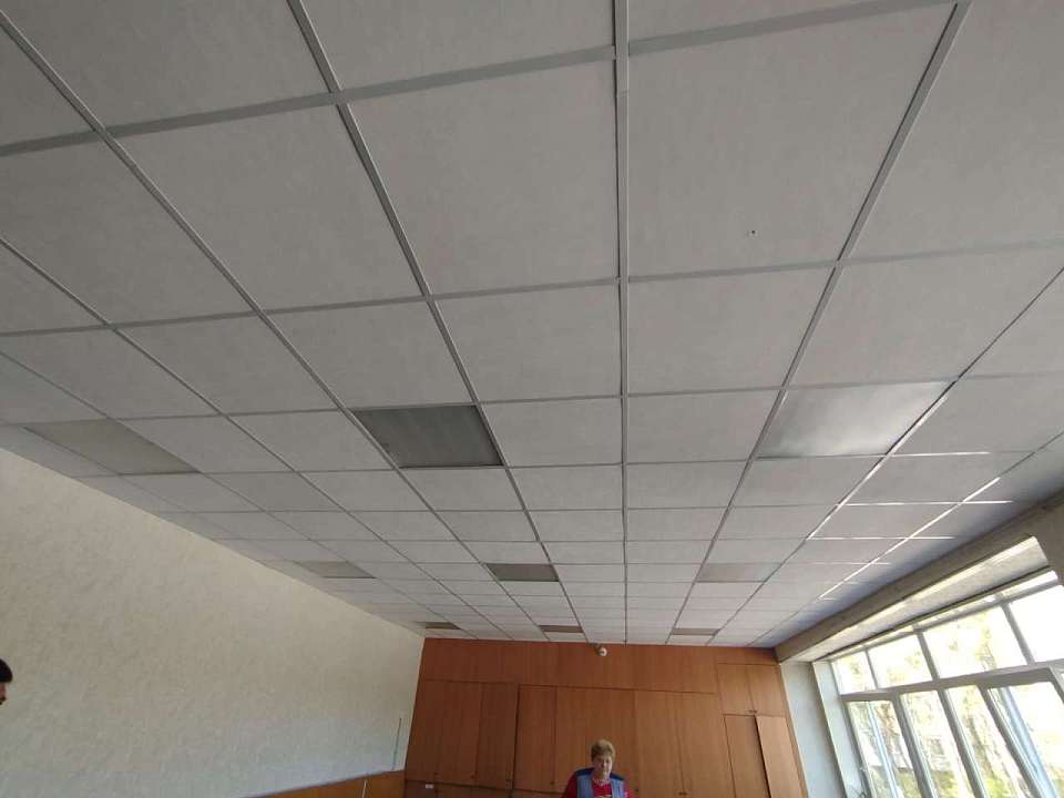 После обрушения потолка занятия прекратили в одном из кабинетов в воронежской школе №47