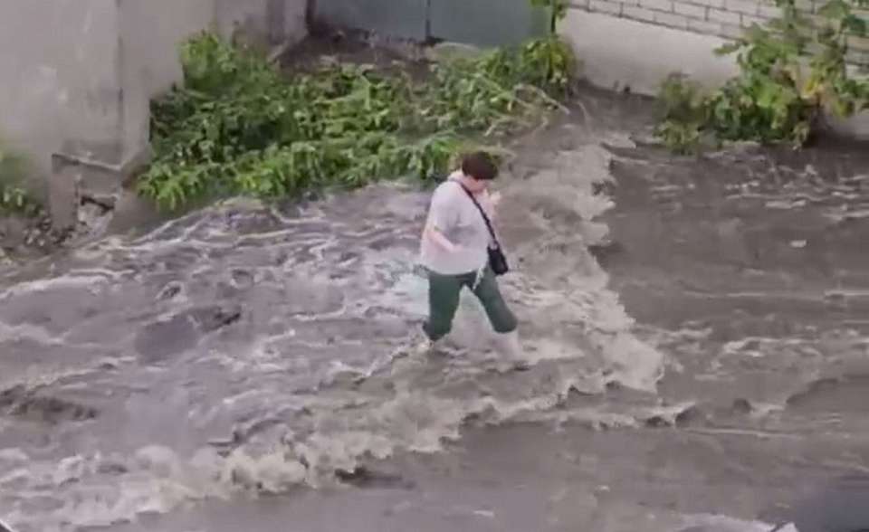 «Реки» после мощного ливня в Воронеже стали смывать людей и затапливать машины