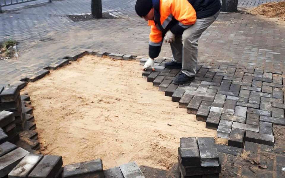 Ремонт тротуаров продолжается в Ленинском районе  