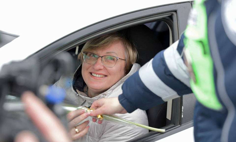 Инспекторы ГИБДД Нововоронежа и районов Воронежской области поздравили автомобилисток