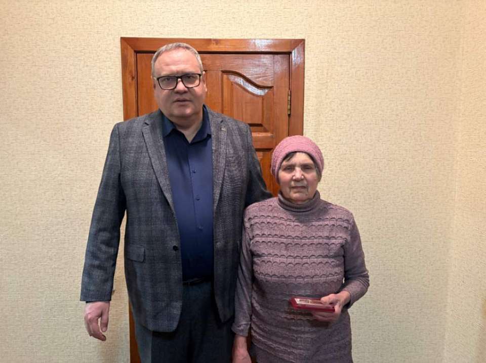 Заместитель руководителя управы вручил ветеранам Великой Отечественной войны юбилейные медали ко Дню Победы