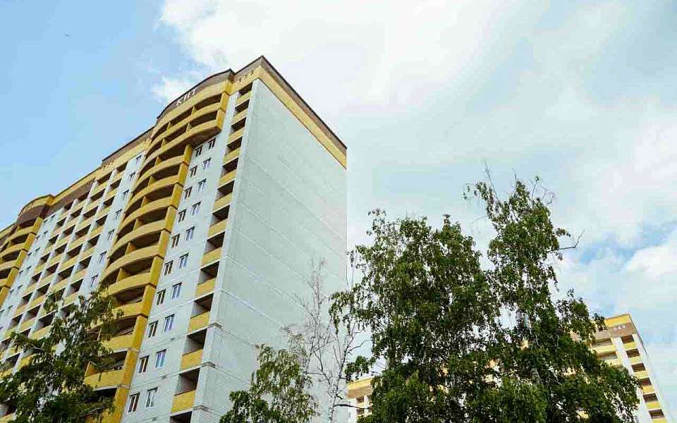 Из окна 6-го этажа выпала 5-летняя девочка в Воронеже