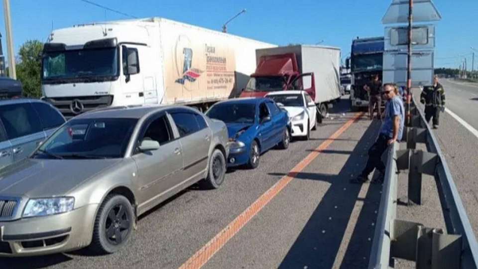 В массовой аварии на трассе «Дон» под Воронежем пострадали два человека