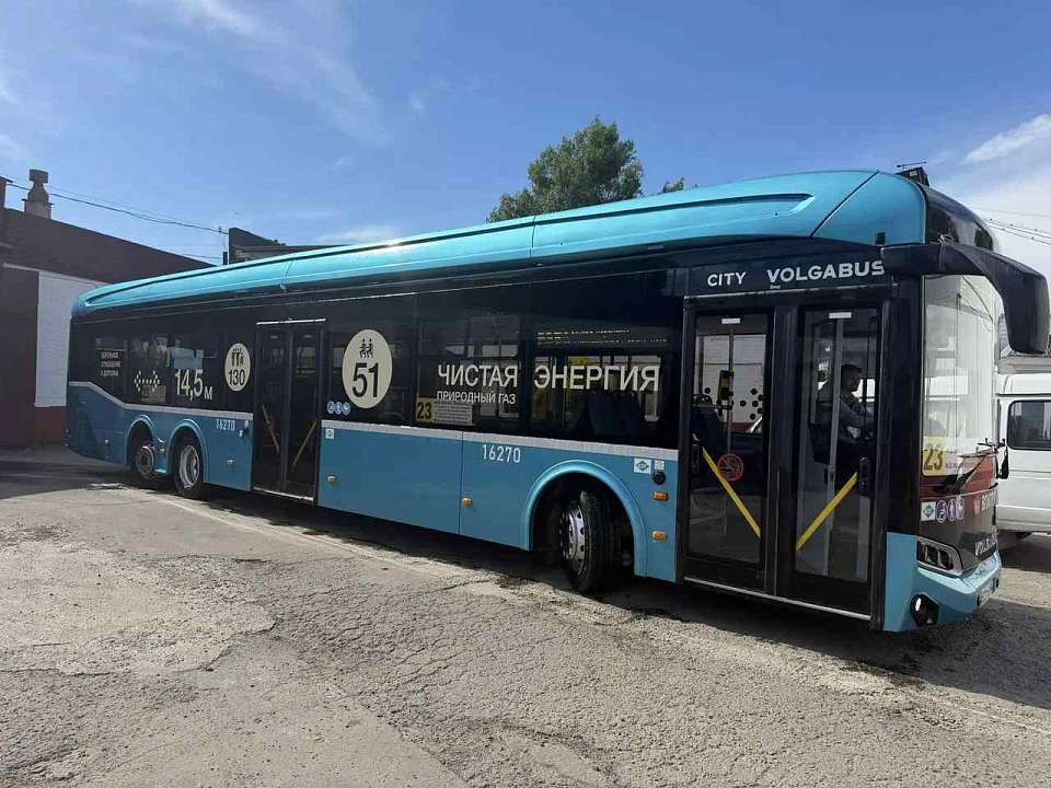 На городских маршрутах опробуют новый трехосный автобус