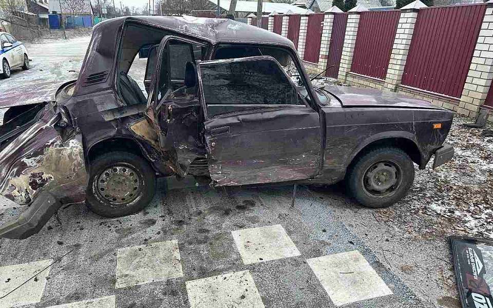Две 16-летние пассажирки «Жигулей» пострадали в ДТП с Mercedes-Benz в Воронежской области