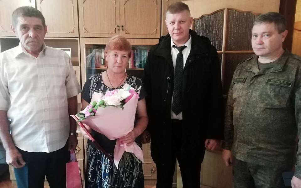 В Коминтерновском районе вручили Почетную грамоту родителям участника СВО 