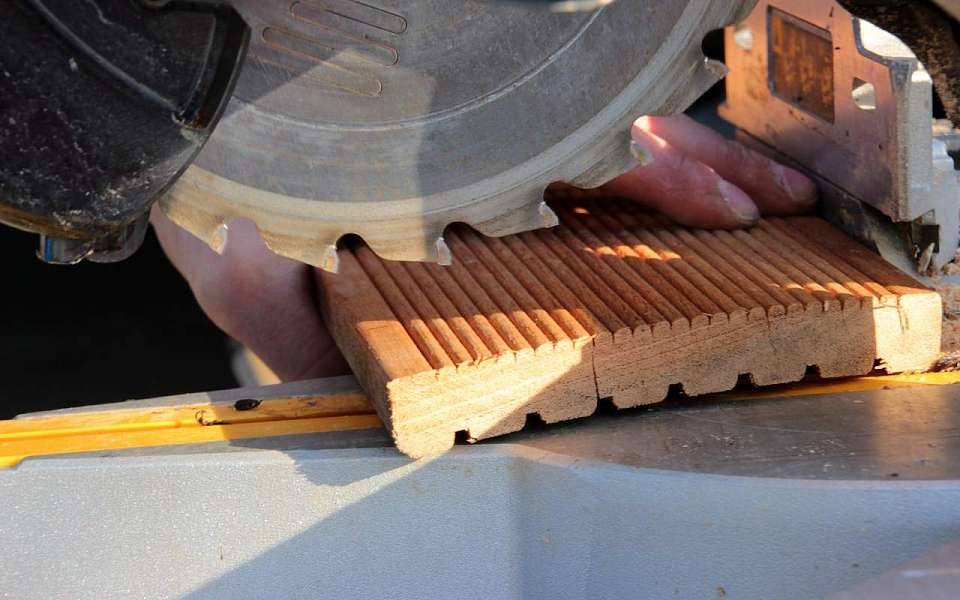 Торцовочная пила отрезала все пальцы на правой руке 23-летнего работника под Воронежем 