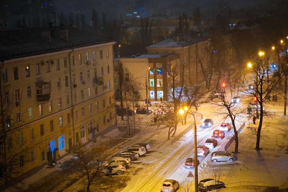О налипании мокрого снега и гололедице 7 января предупредили воронежцев