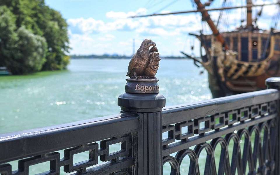  Миниатюрная скульптура появилась на Петровской набережной в Воронеже