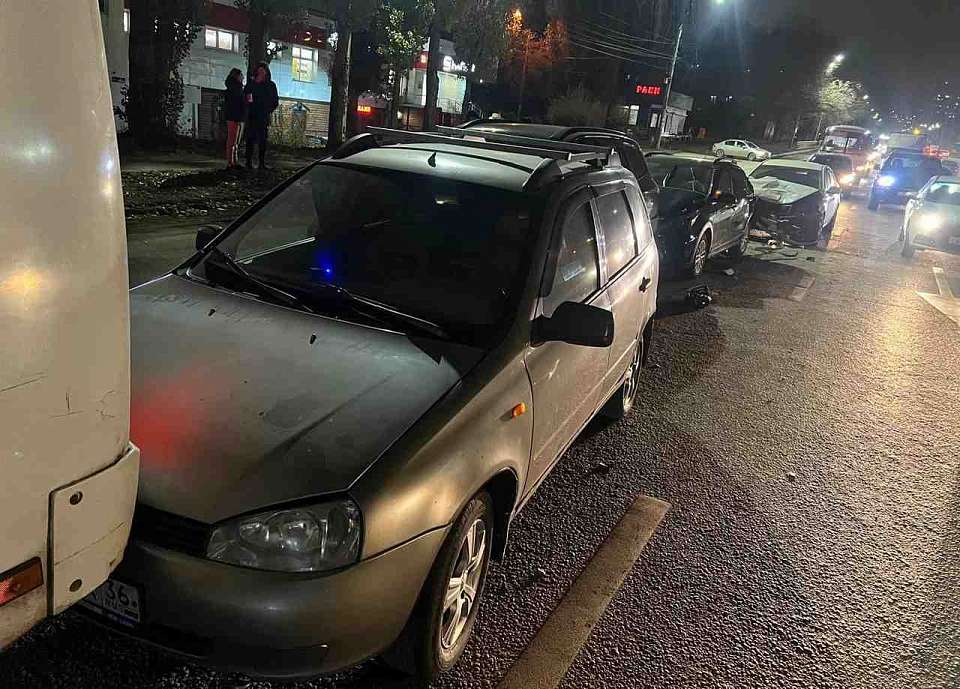 Четыре автомобиля и рейсовый автобус столкнулись в Воронеже