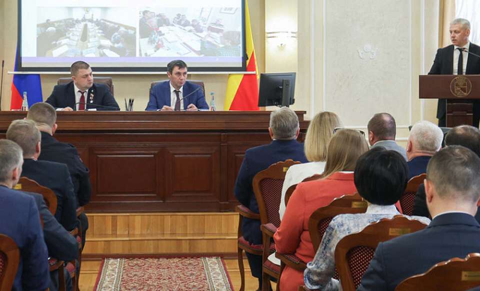 Работу Общественной палаты, операторов кикшеринга и обновление автобусов обсудили в мэрии Воронежа