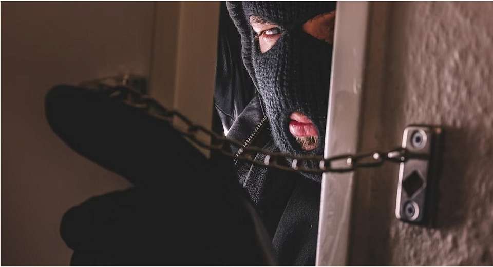 У прикованного к батарее бизнесмена грабители похитили 11 млн рублей в воронежском селе