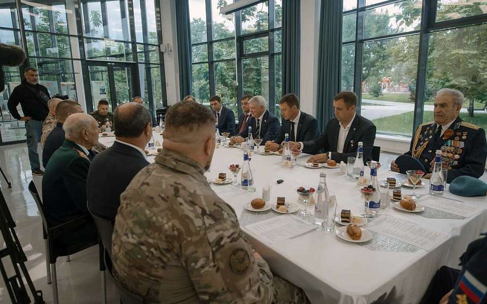 Участники СВО за чаепитием обсудили свои инициативы с губернатором Воронежской области