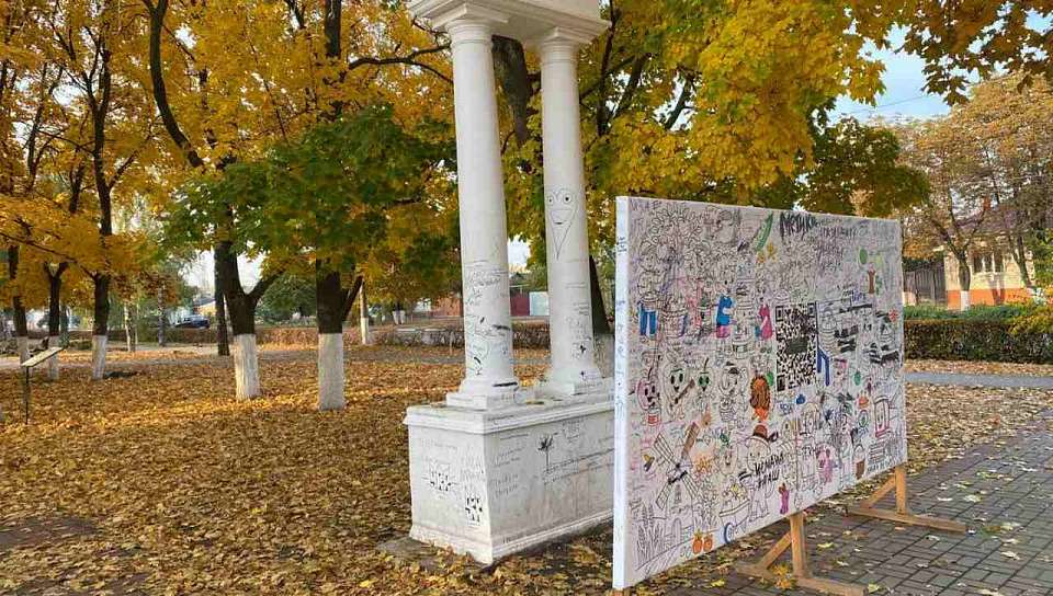 Белую колонну в сквере воронежского райцентра изрисовали малолетние вандалы