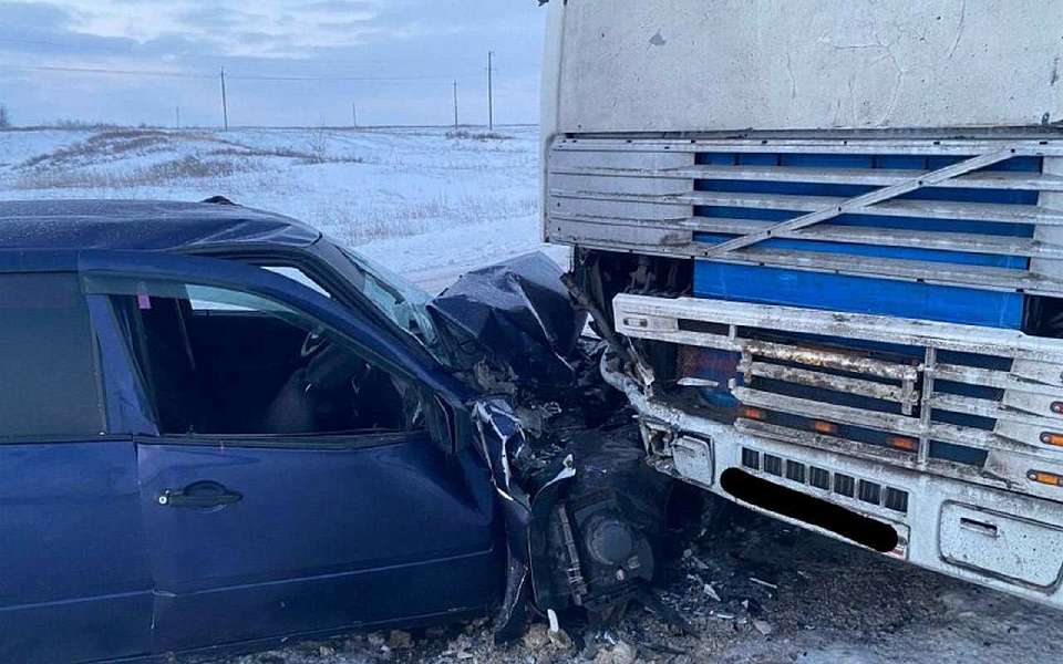 Три человека пострадали в ДТП «Лады» с остановившейся фурой на воронежской трассе