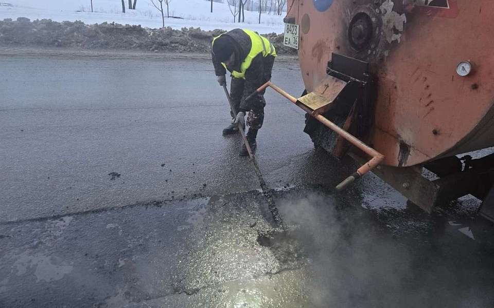 В Ленинском районе продолжается зимний ремонт дорог