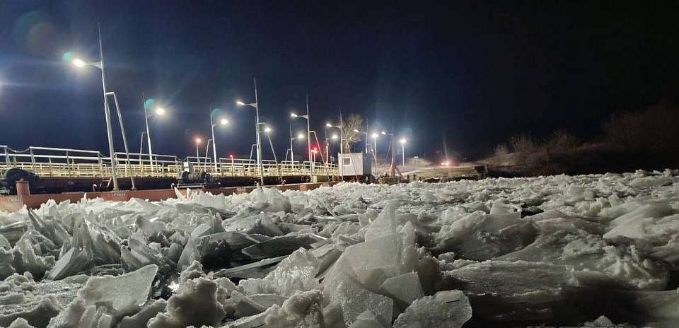 Лёд поднял понтонный мост через реку Дон в Воронеже