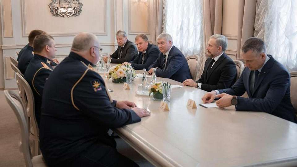 Пятерым воронежским офицерам губернатор Александр Гусев вручил именные часы