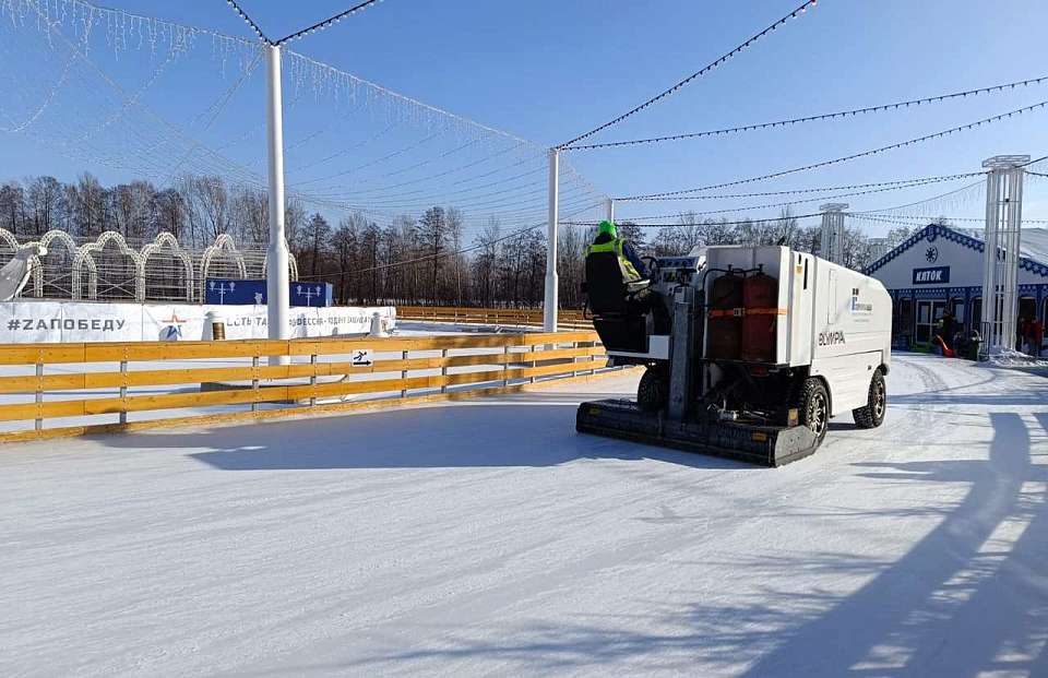 Продолжается подготовка катка на Адмиралтейской площади в Воронеже к открытию