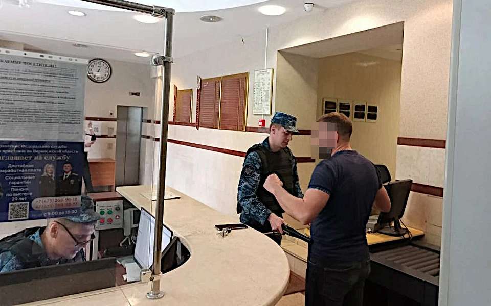 С телескопической дубинкой пришел в суд житель Воронежа