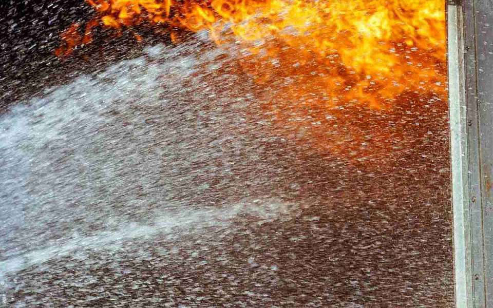 Кровля дома загорелась от обломков сбитого беспилотника в Воронежской области