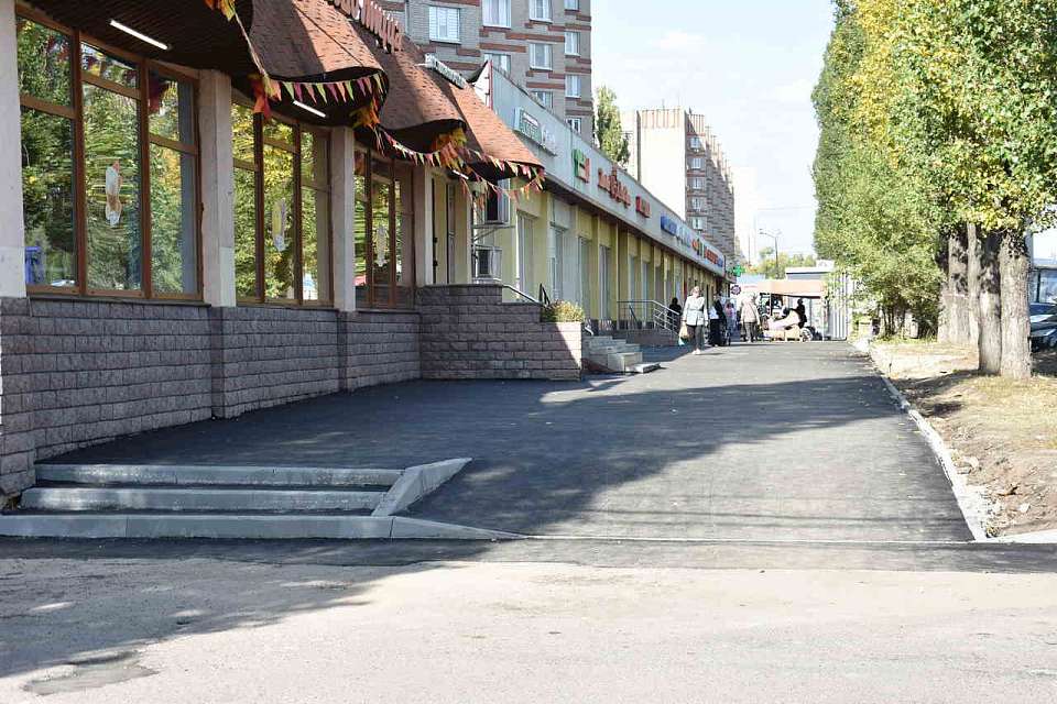 На территории района отремонтировали очередной участок тротуара