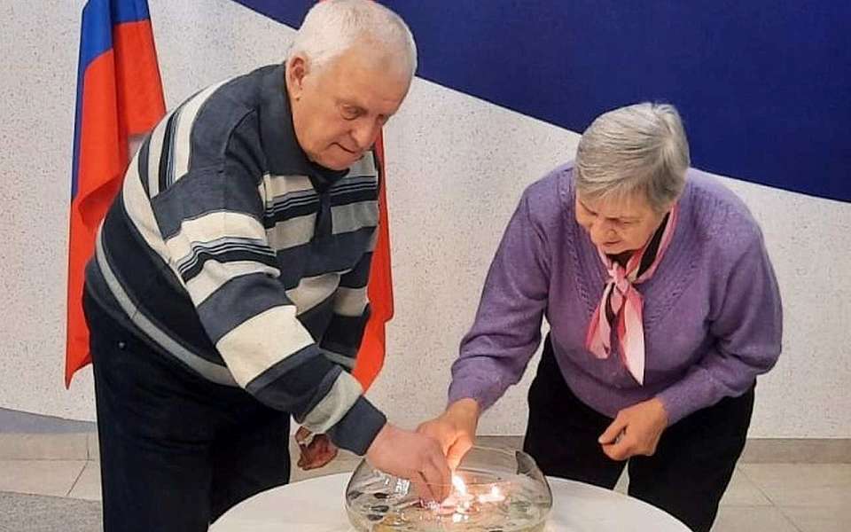 Семейный огонь зажгли в воронежском ЗАГСе при чествовании «золотой» пары 