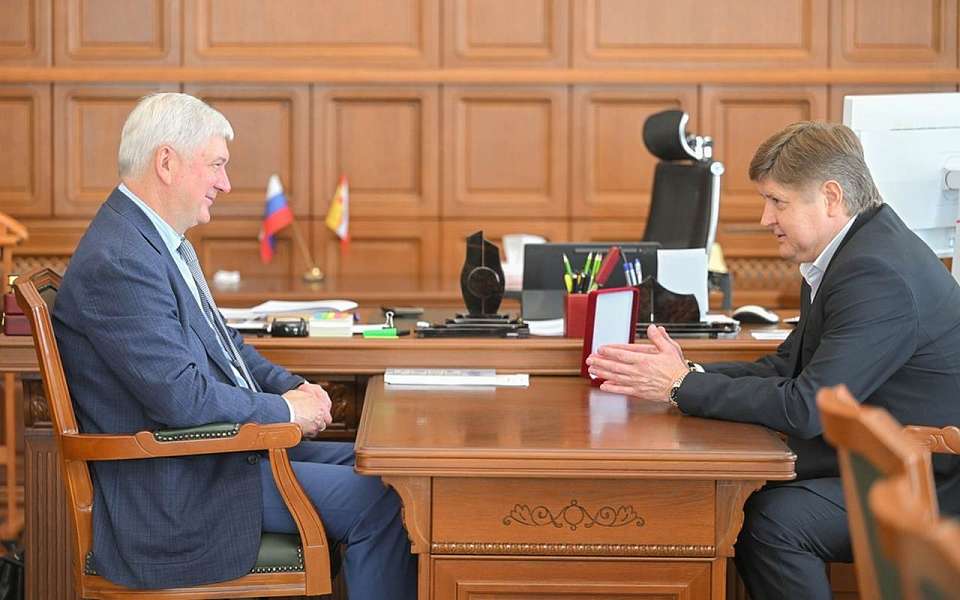 Развитие хоккея в регионе с гендиректором «Бурана» обсудил губернатор Воронежской области