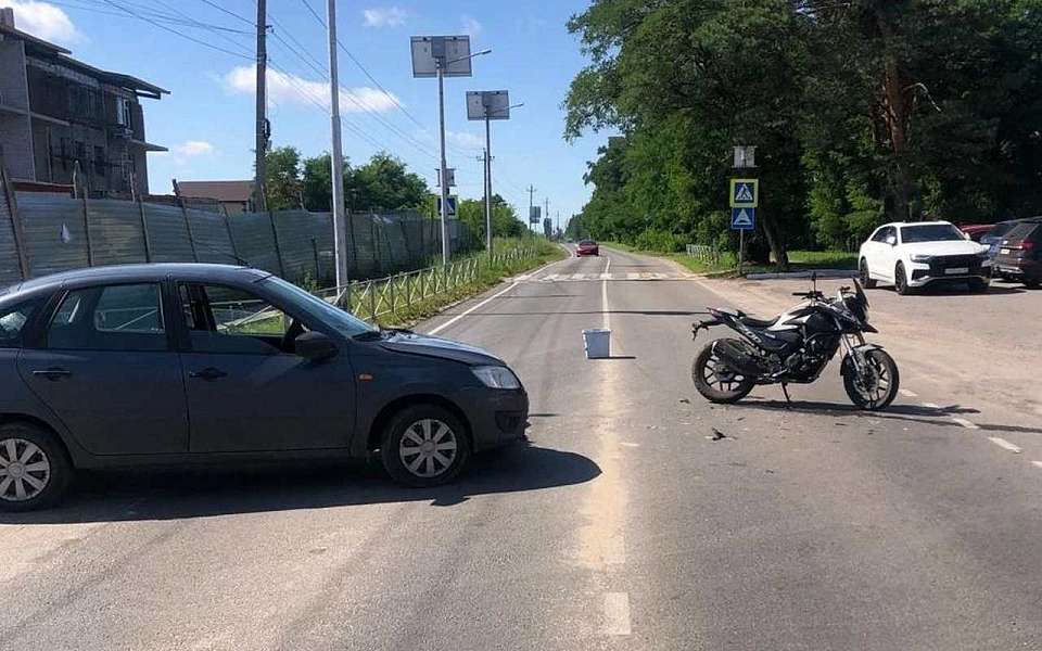  В ДТП с «Ладой» разбился 22-летний мотоциклист под Воронежем
