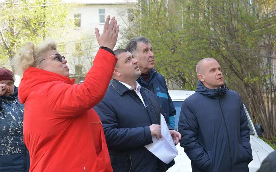 Вопросы жителей дома №33 по улице Богдана Хмельницкого обсудили в ходе выездного совещания