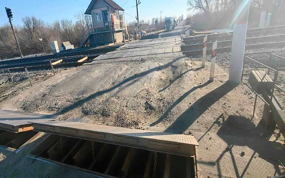 Железнодорожный переезд в одном из сёл Воронежской области отремонтируют после вмешательства суда