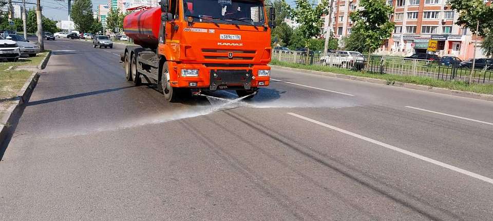 В Коминтерновском районе усилили полив в связи с аномальной жарой