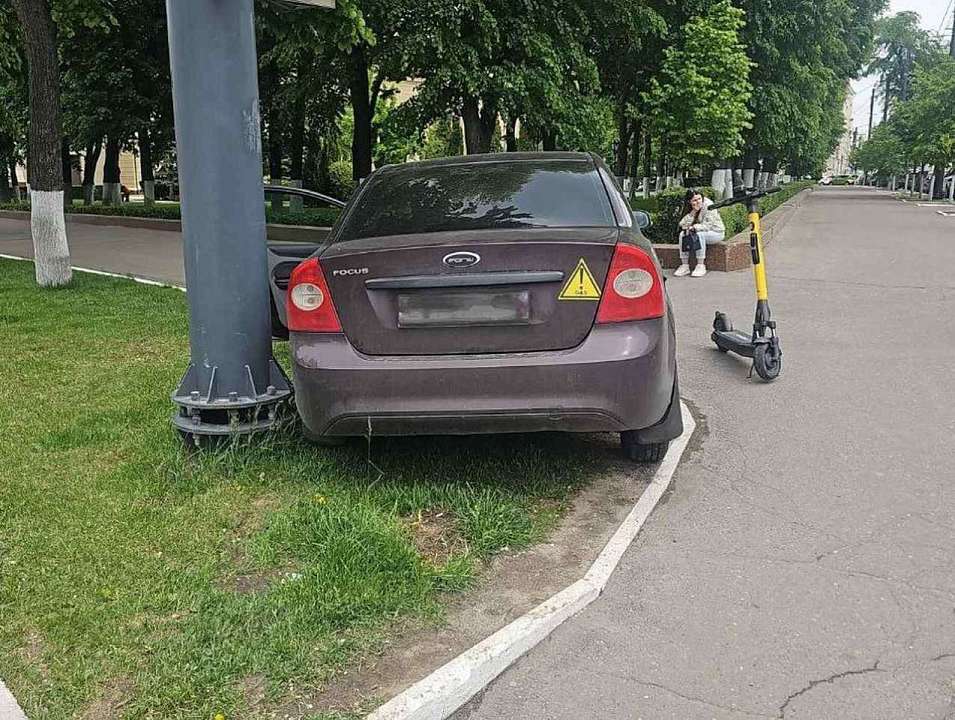 В Воронеже иномарка наехала на стоящую на тротуаре женщину