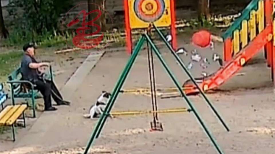 Помоями обсыпал детскую площадку в Воронеже пенсионер