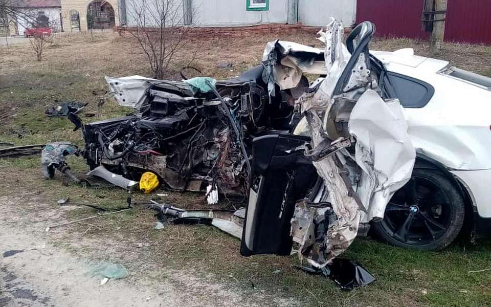 Погиб в смявшемся «всмятку» автомобиле водитель в Воронежской области