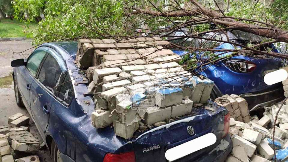 Кирпичная кладка рухнула в Воронеже на машины из-за сильного ветра