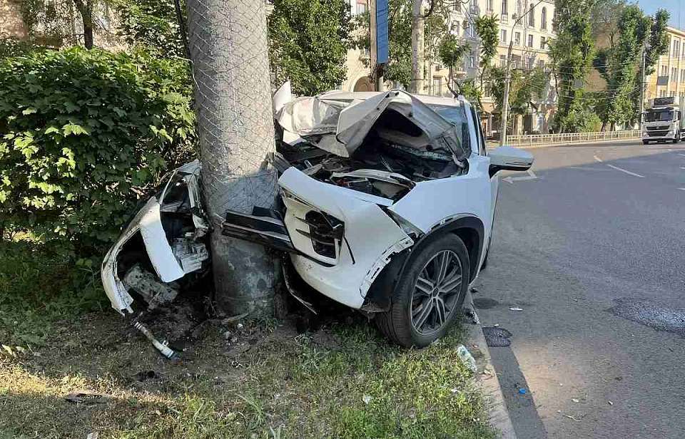 Стали известны подробности ДТП с разбитой в хлам об столб в Воронеже иномаркой