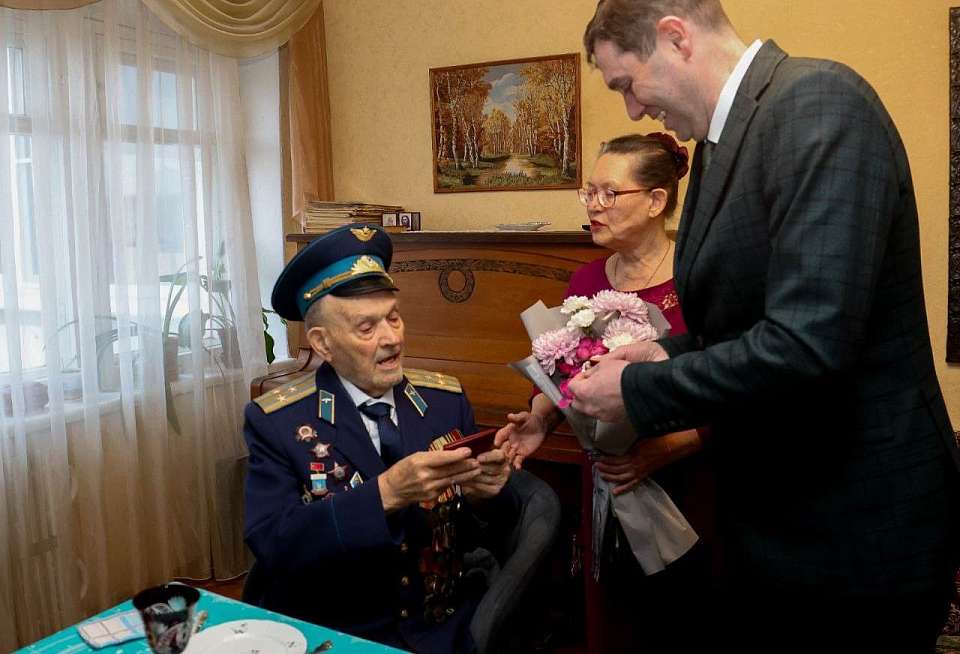 Мэр Воронежа Сергей Петрин гордится, что может общаться с представителями поколения победителей