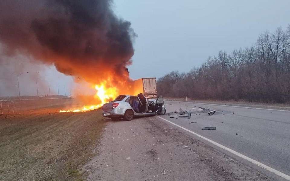 Трое водителей погибли в страшном ДТП на трассе М-4 в Воронежской области